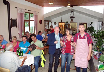 Innenansicht von Leo´s Weinstube mit Gästen